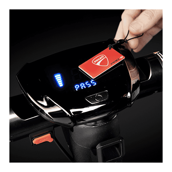 Image Trottinette électrique Ducati Pro 3 avec technologie NFC affichant le mot « pass » pour allumer la trottinette.