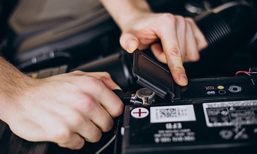 Guide installation Ampoule - étape : débrancher la batterie de son véhicule | Centre auto Autobacs