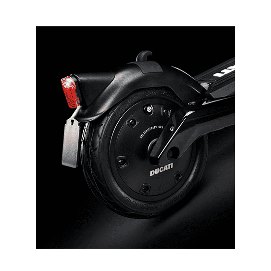 Image Trottinette électrique Ducati Pro 3 : robustesse du pneu, puissants feu LED.